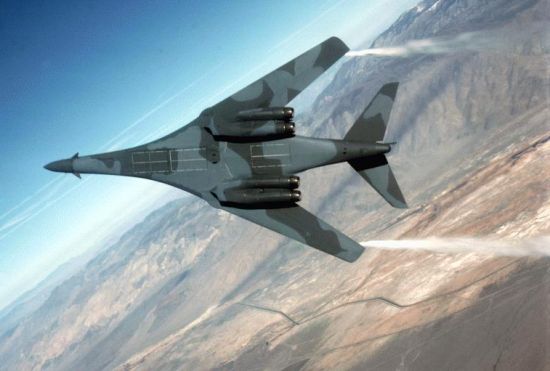 http://www.aerospaceweb.org/aircraft/bomber/b1/b1b_16.jpg