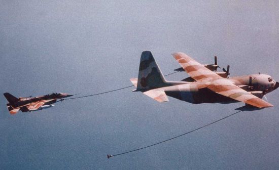 Tanker aircraft with two drogue refueling hoses extended