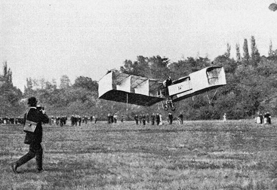 Santos-Dumont publicly flying the 14-bis