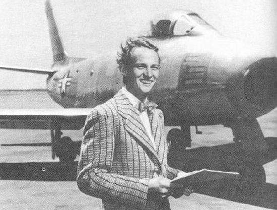 George Welch posing beside an F-86 Sabre