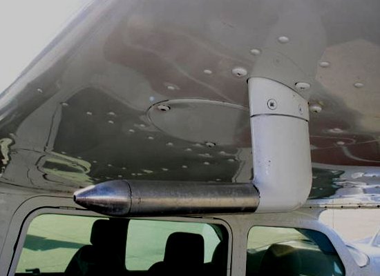 Example of a pitot tube mounted on the wing of a Cessna 172
