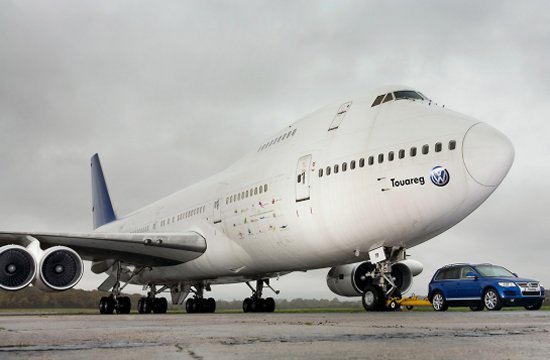 Volkswagen Touareg preparing to tow a Boeing 747