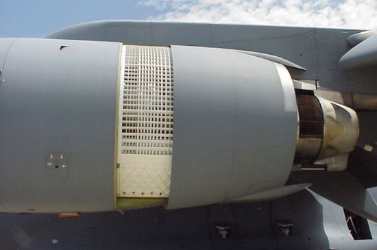 Cascade thrust reverser on the C-17