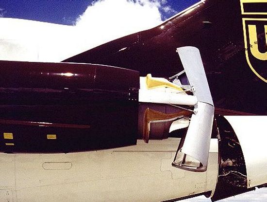 Clam shell thrust reverser on the DC-9