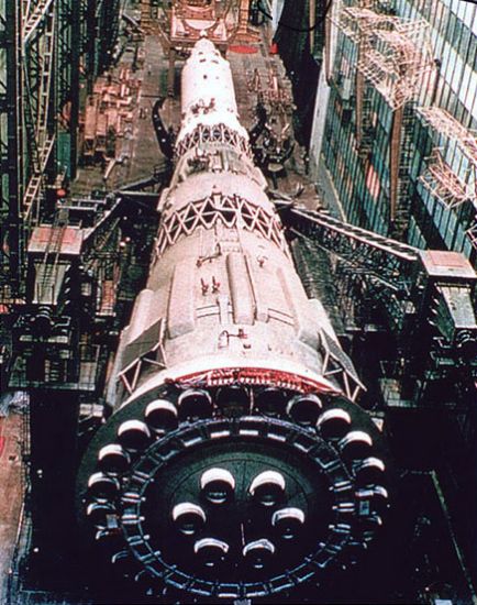 N1 showing the 30 rocket engines of its first stage