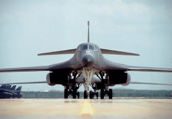 https://www.aerospaceweb.org/aircraft/bomber/b1/b1b_07.jpg