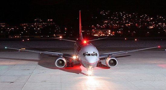 Boeing 737 showing common types of lights placed on aircraft